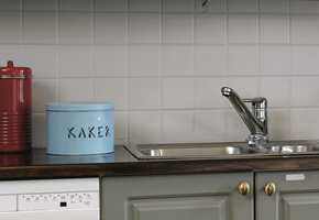Til tetting mellom fliser og benken brukes rundt en nedfeldt vask brukes en myk fugemasse som tåler vannsprut.<br/><a href='https://www.ifi.no//gode-tips-til-kjokkenet'>Klikk her for å åpne artikkelen: Gode tips til kjøkkenet</a><br/>Foto: 