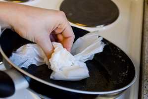 <b>FOREBYGG:</b> Tørk bort stekefettet fra pannen i stedet for å helle det i vasken. (Foto: Mari Rosenberg/ifi.no)
