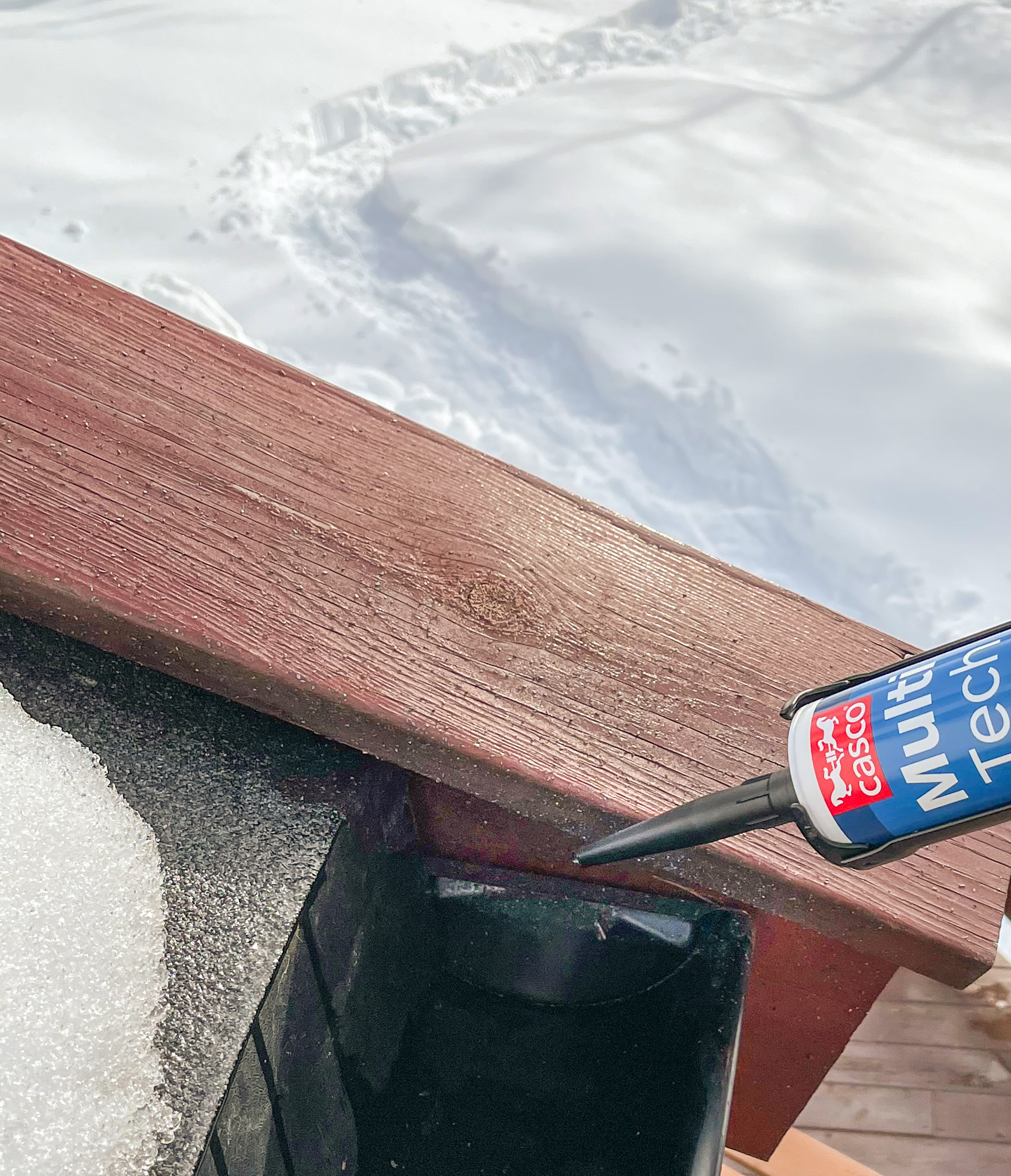 tetter takrenne med snø rundt