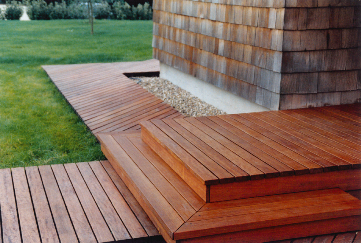 Gi gråslitt sedertre farge og lød 