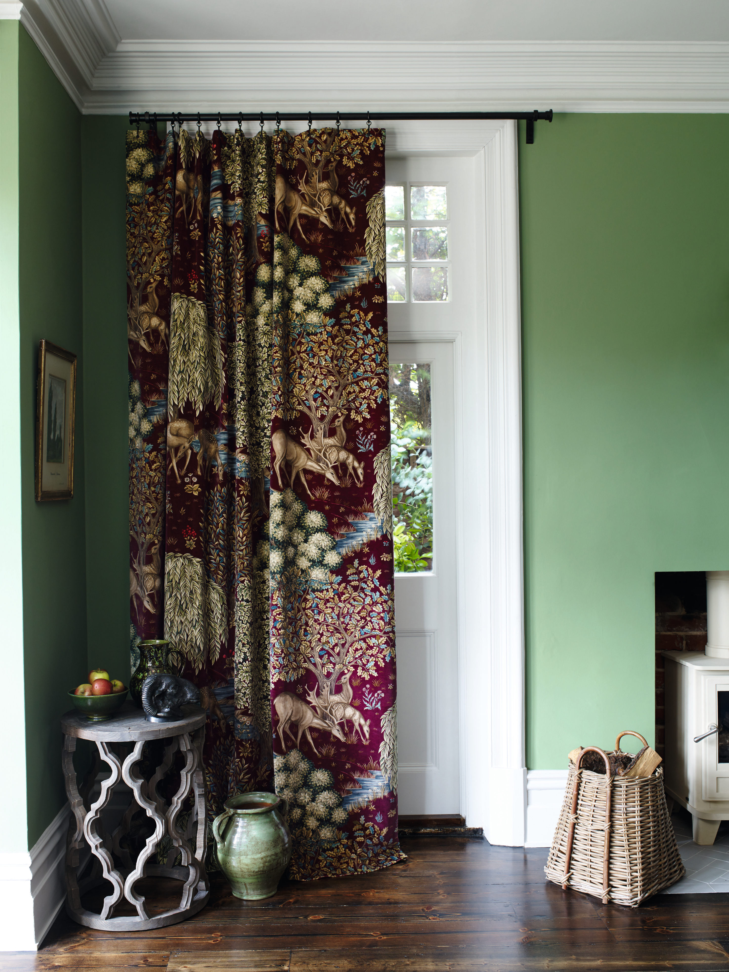 Det er et gammelt triks å henge portierer foran døren for å skjerme mot trekk.