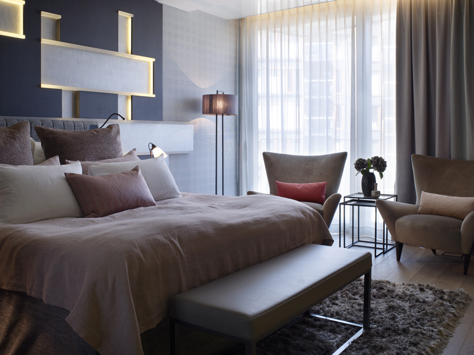 The Brit Suite på The Thief; Puter i varme jordfarger, diskret mønstertapet, tunge og lette gardiner i kombinasjon, noen lekre møbler og et mykt teppe på gulvet er blant elementene det lett lar seg gjøre å implementere i eget hjem.