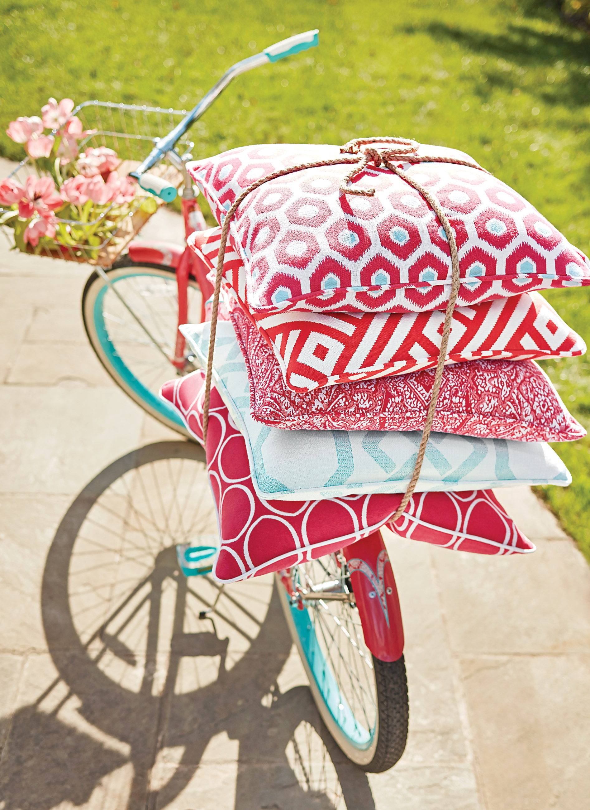 – Med kolleksjonen Calypso fra Thibaut har du mulighet til å sprite opp uteområdet. Tekstilene skaper liv og et personlig preg, sier Jannicke Sveen hos INTAG.