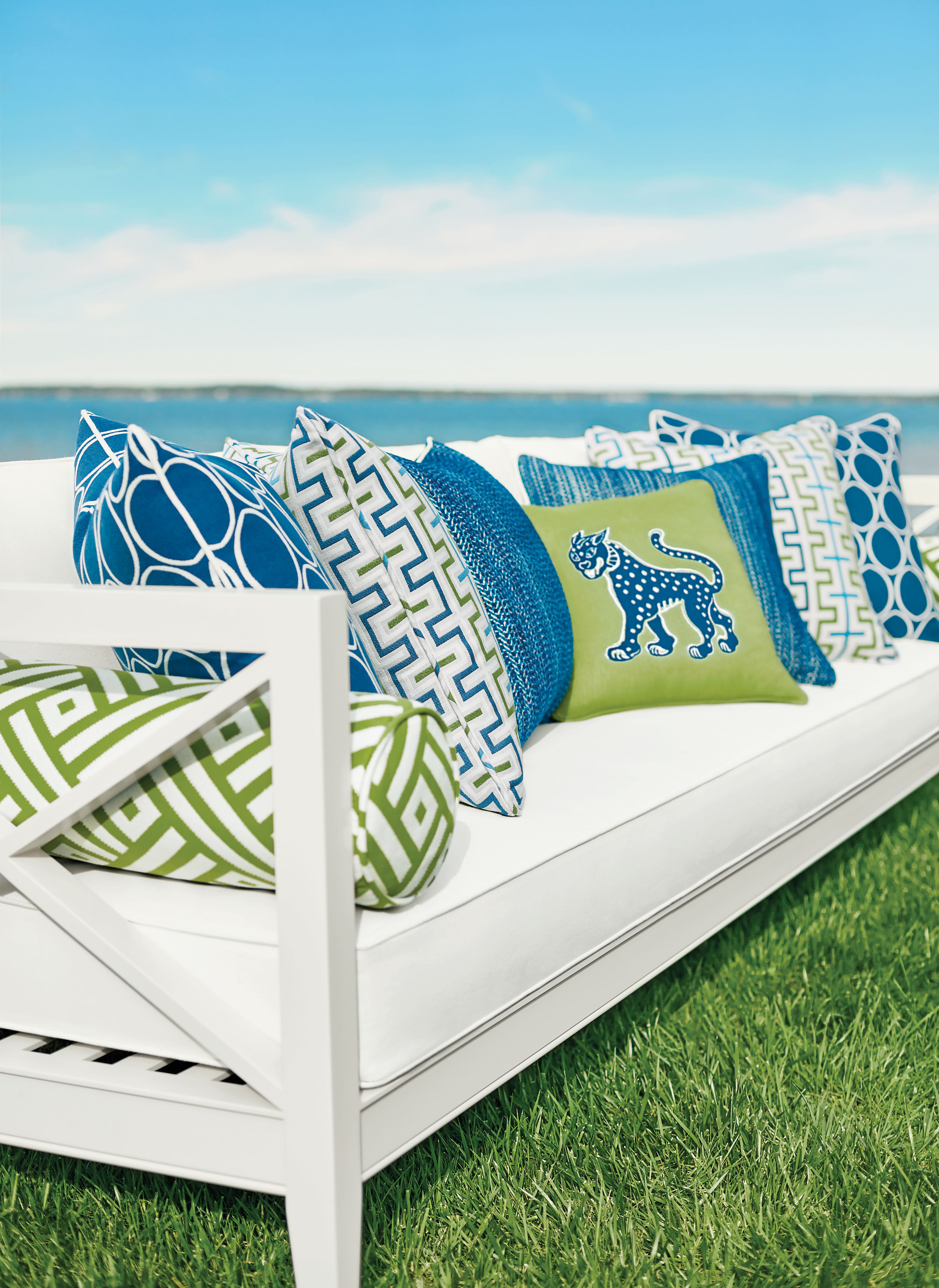 Sommerfølelse med knallblå himmel, turkis hav og saftig grønt gress. Tekstilene er fra Thibauts kolleksjon Calypso og føres av INTAG.