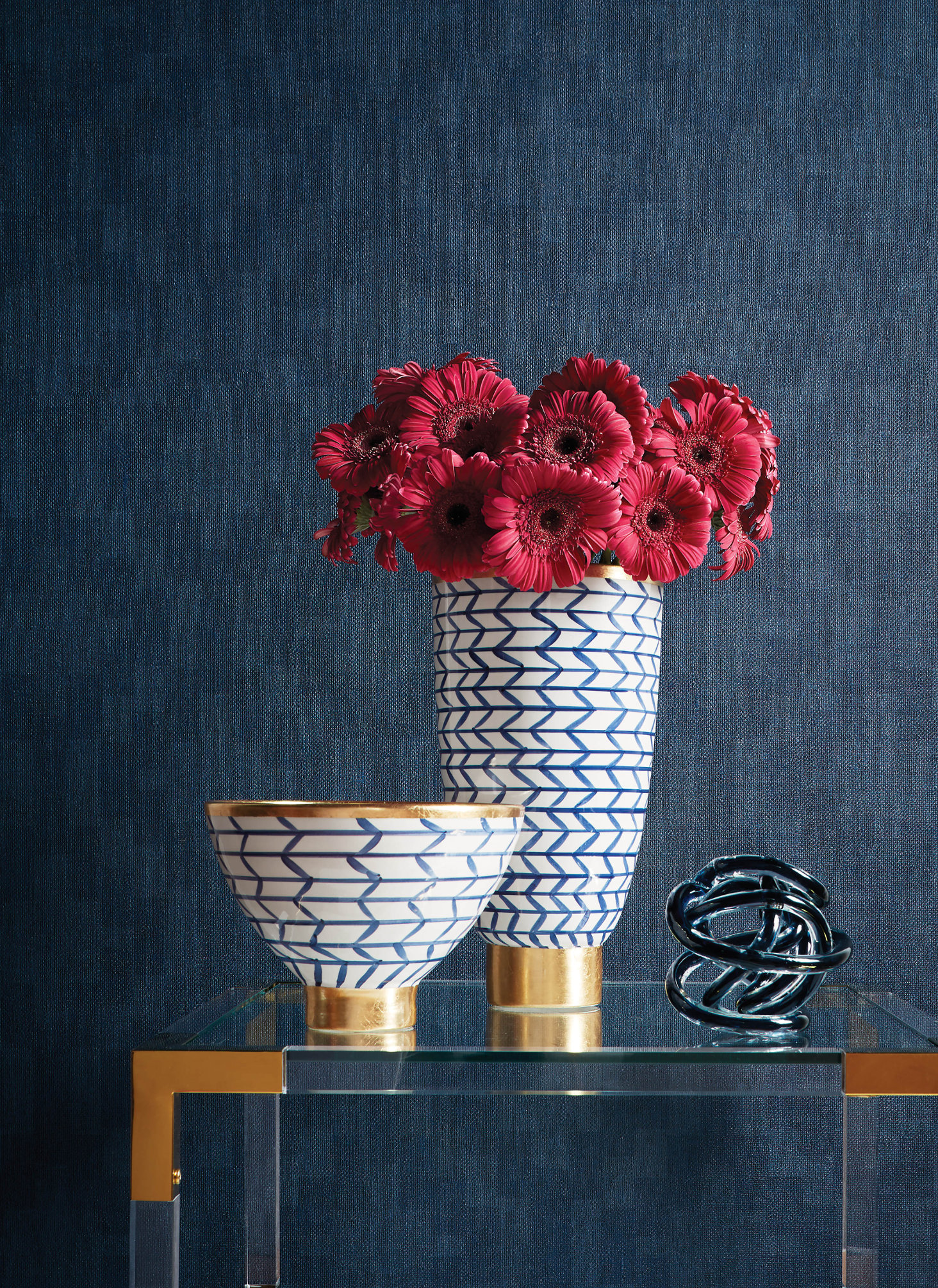 TEKSTUR: Hvordan vi opplever fargen påvirkes av underlaget. Et blått tapet med tekstilt preg gir veggen en annen karakter enn maling i samme farge. Tapetet er fra Thibaut. (Foto: INTAG)