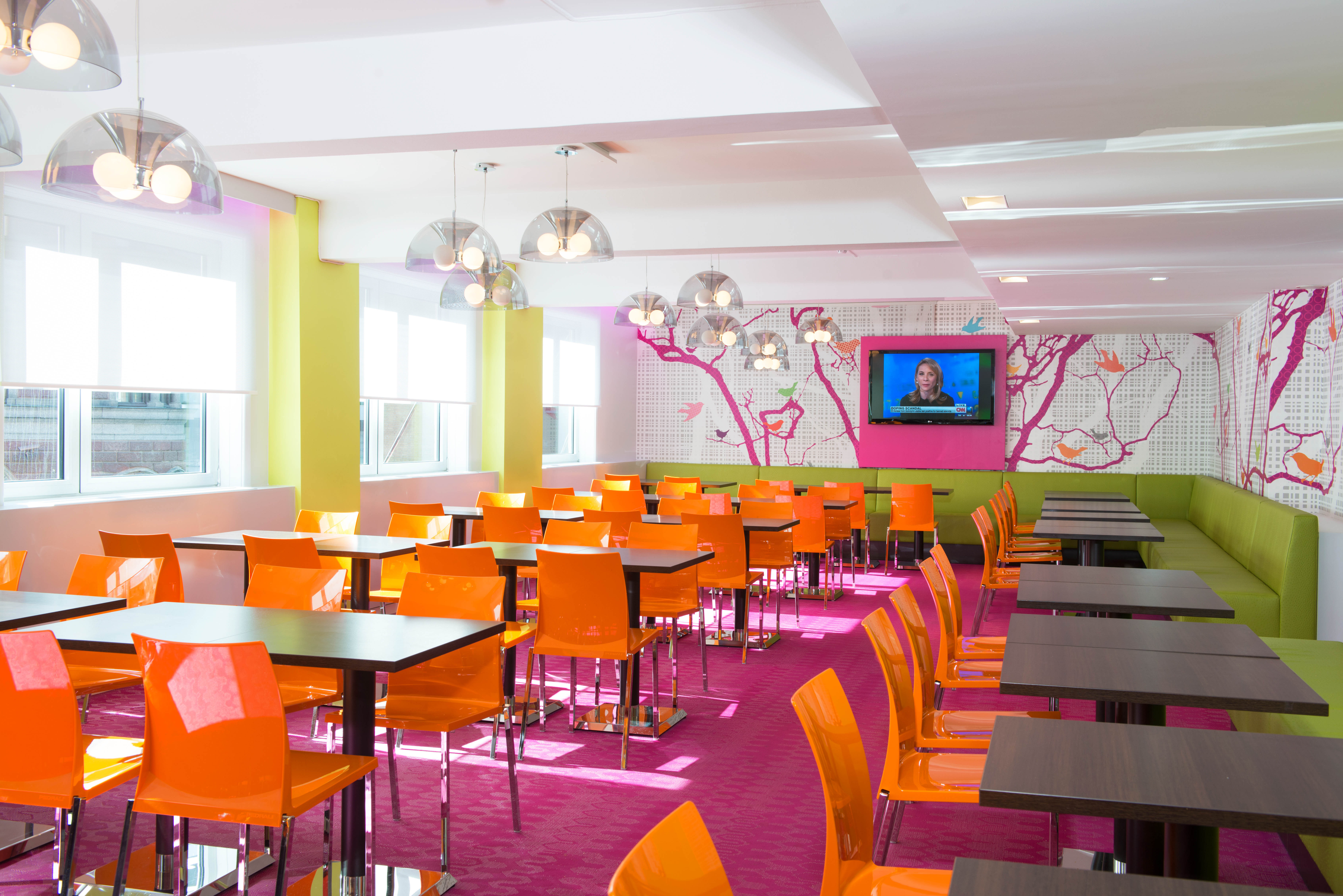 Etter oppussingen har det vært fullbooket på Thon Hotel Munch. - Dette er ikke et sted der folk skal sitte lenge, men de skal komme ned om morgenen og møtes av et vell av lys - det er sol på grunn av fargene, sier Sissel Berdal Haga.