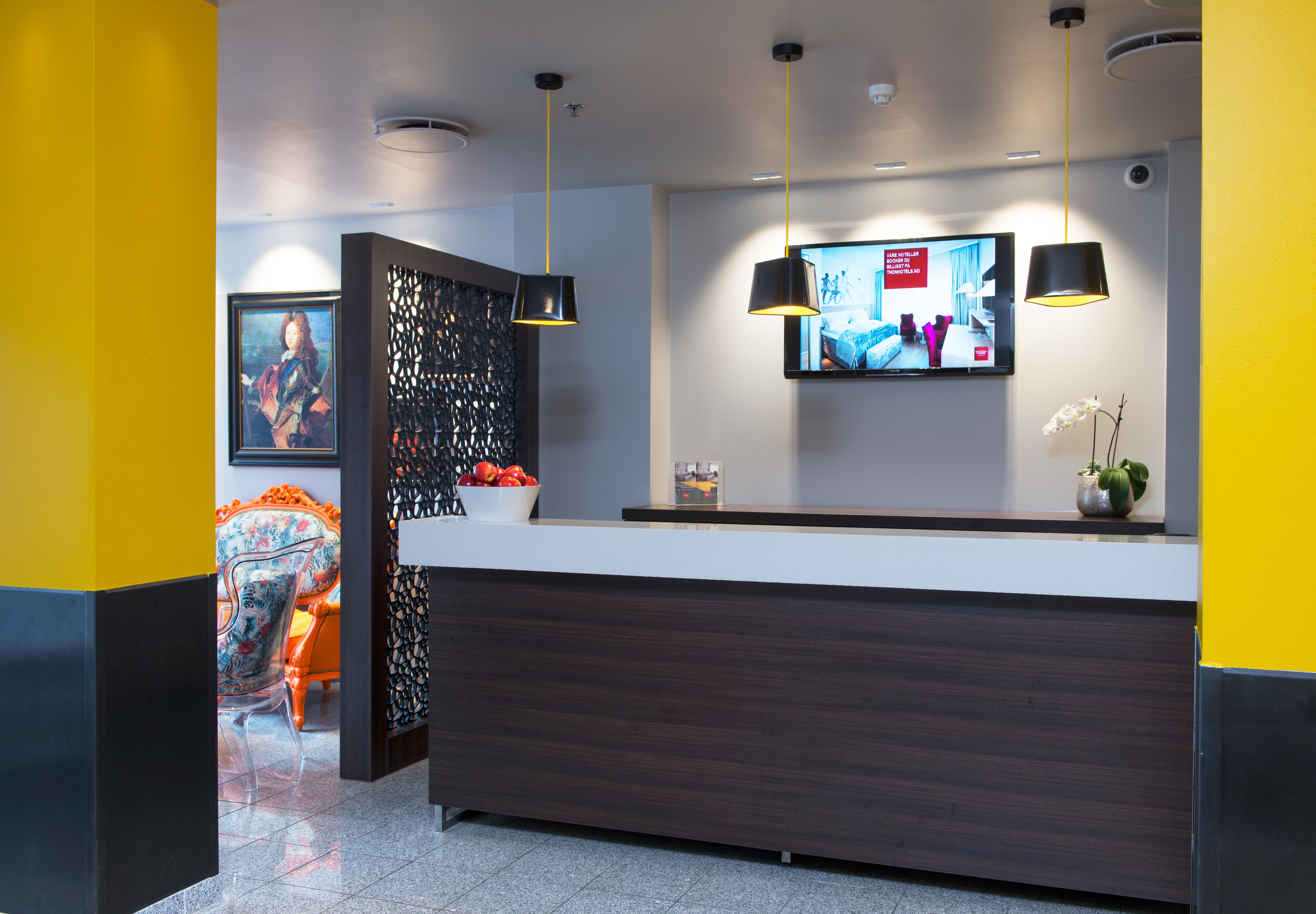 Thon-hotellet i Bogstadveien i Oslo er det benyttet en perforert lettvegg for å slippe dagslyset inn i resepsjonen og samtidig begrense direkte innsyn.