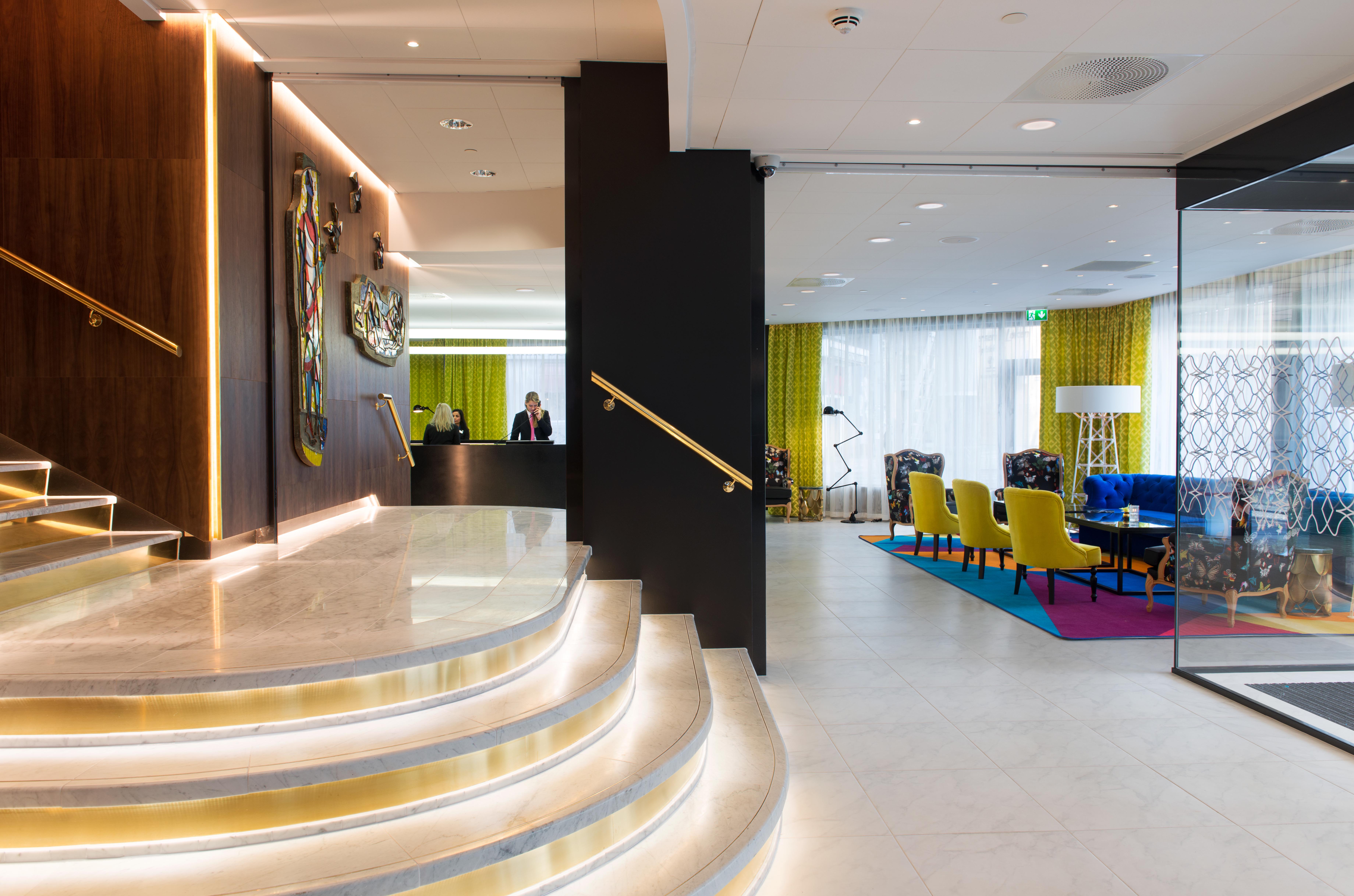 På et typisk forretningshotell, som Rosenkrantz i Oslo, ønsket interiørarkitektene å skape et litt eksklusivt preg gjennom å benytte virkemidler som marmor, gull, strategisk plassert belysning og selvfølgelig innslag av sort.