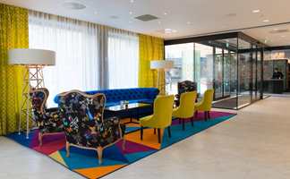 I Rosenkrantzgate finner vi en meget fargesterk lobby på Thon Hotel Rosenkrantz Oslo. Her har interiørarkitektene boltret seg i sterke farger fra Thons palett og de har også spesialdesignet det fargerike gulvteppet for å skape et helhetlig inntrykk. 