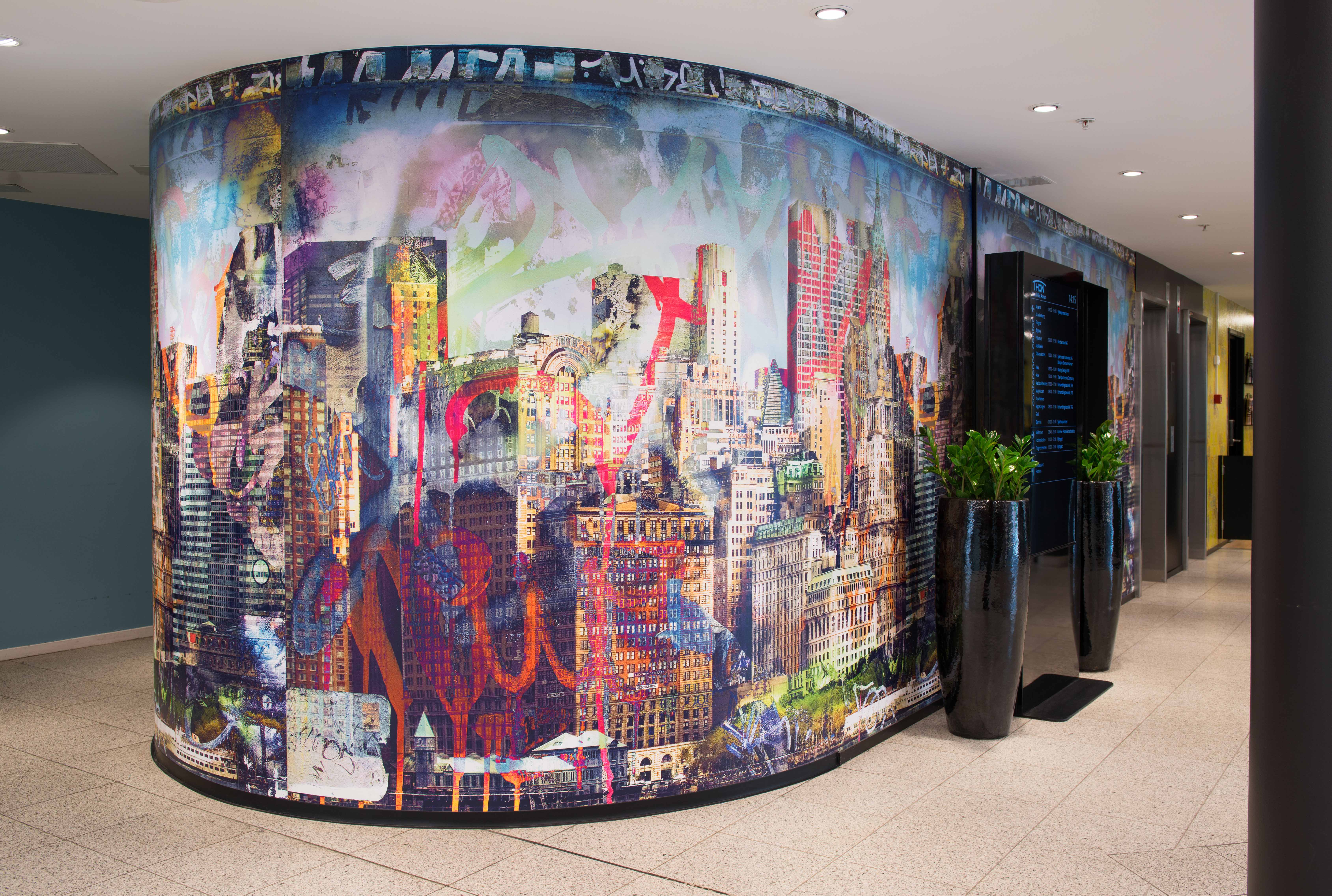 Et fargerikt fototapet med motiv fra New York er det som møter oss i resepsjonen på Thon Hotel Vika Atrium; en passende mottakelse på dette typiske business-hotellet vegg i vegg med Aker Brygge.