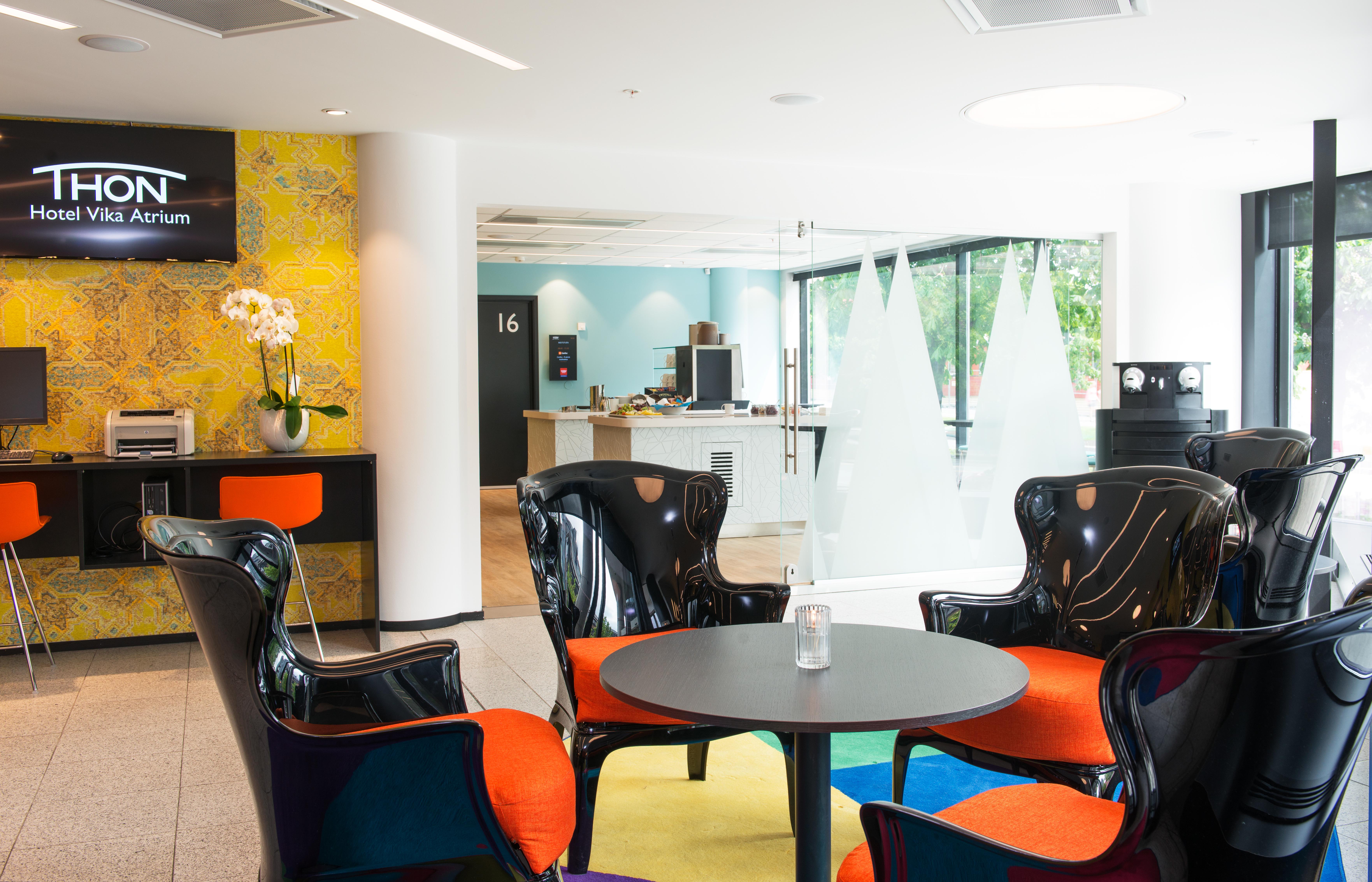 Hovedfargene i Thon-paletten består av turkis, gult og oransje – men også en rekke andre matchende, sterke farger, som her på Vika Atrium.