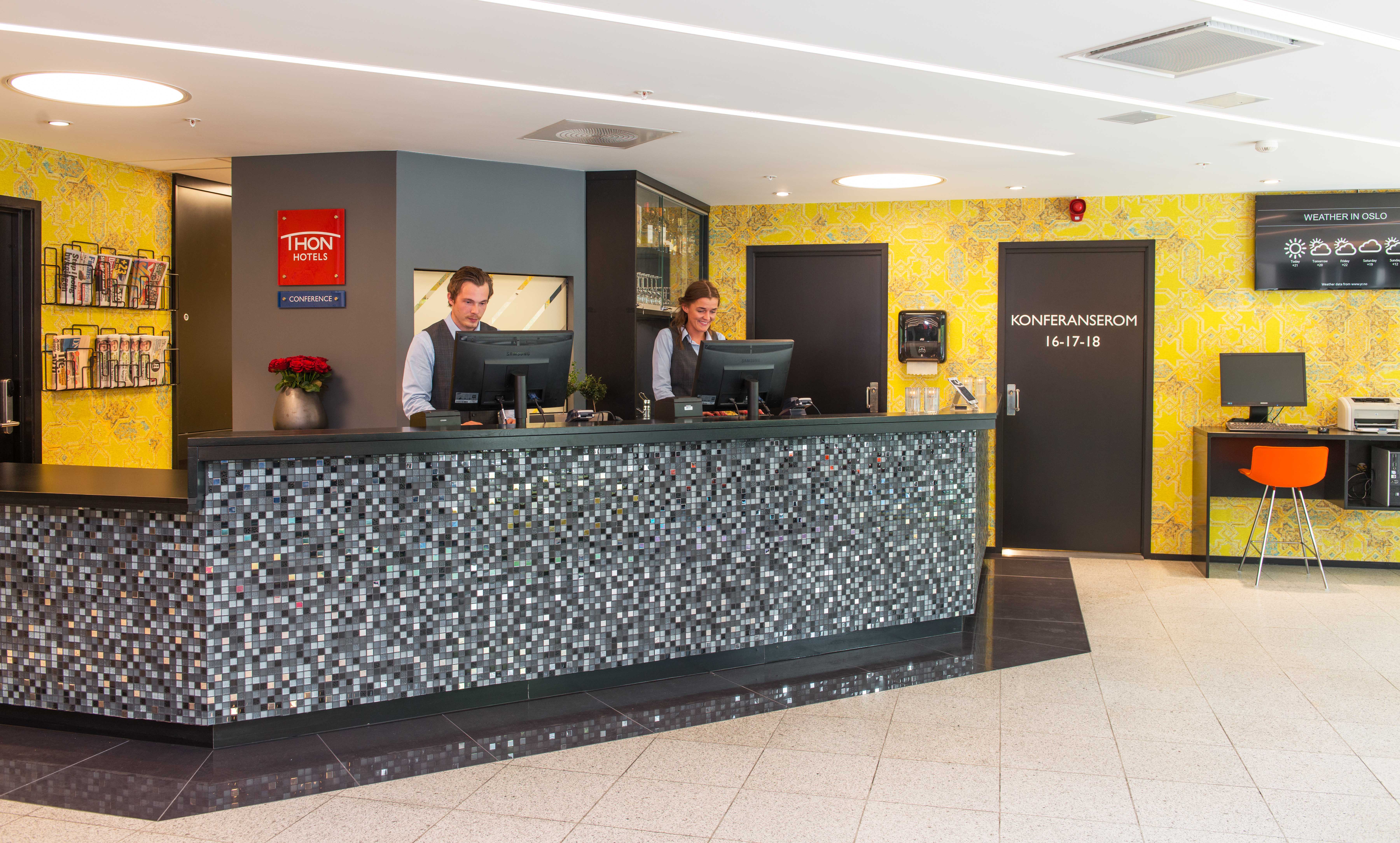 Resepsjonsdisken på dette Thon-hotellet i Vika var opprinnelig ganske anonym, men med markerte, sterke farger på veggen og litt nedtonet disk er resepsjonen blitt langt mer iøynefallende.