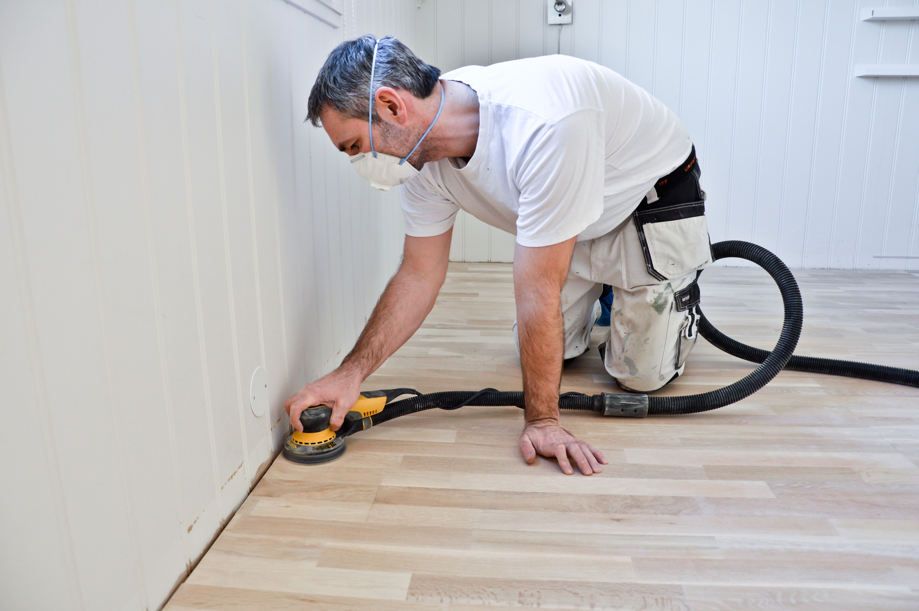 F&oslash;r behandling m&aring; hele gulvet v&aelig;re slipt og overflaten v&aelig;re jevn og fin ogs&aring; inn mot lister og i hj&oslash;rner.