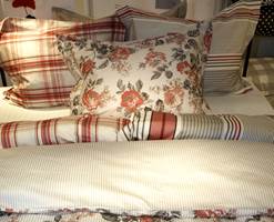 Matchende sengesett med mønstringer og farger fra naturen kombinert med ruter og firkanter. Kvaliteten er sateng. (Eget design for Bohus av Turiform fra Nordic Form.)