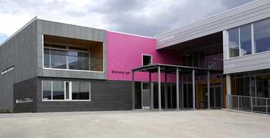 Breivang videre skole - moderne form og frekt fargeinnslag ved hovedinngangen.