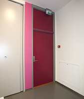 Fargeinnslag i dørpartiet i rosa og burgunder.