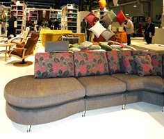 Hybrid møbel - både sofa og seng i en av årets motefarger, bruntoner. Sofaputene har større blomstringer. (Fra Brunstad)