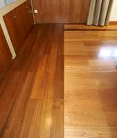 Her er korkgulvet påmontert trefinér i to forskjellige varianter, som gir en parkettfølelse. Den heter da Wood-O-Floor.