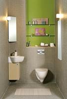 Et toalett hvor mosaikk-fliser dominerer på både gulv og vegg. En smart hylleløsning med olivengrønn farge og en enkel, men moderne servant. (Porsgrund)