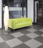 Et pvc-fritt gulv i offentlige miljø i grå fargesetting. Belegget produseres med en kombinasjon av naturlige materialer og thermoplastic polymer. (Upofloor)
