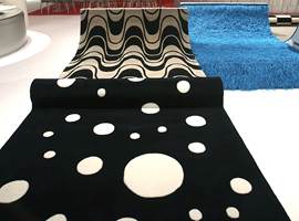 Variasjoner i sort-hvitt-motivene - varierende med en sort bunnfarge og hvite mønstre eller omvendt. Til høyre et turkis flossteppe.