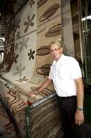 Erik Brennmoen hos teppeleverandøren Gulvex med maskinproduserte kinesiske tepper.