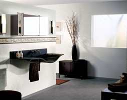 Harmoni på badet - gulvet matcher vegg. Her er det også montert dekorstripe på en kreativ måte.