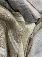 Lurer du på om du skal ha gardiner i stua eller på soverommet? Sett i gang! Det er moderne, du får det lunt og hyggelig! Tekstiler demper dårlig romklang, hindrer innsyn og ikke minst holder varmen inne og stenger kulden ute. 
