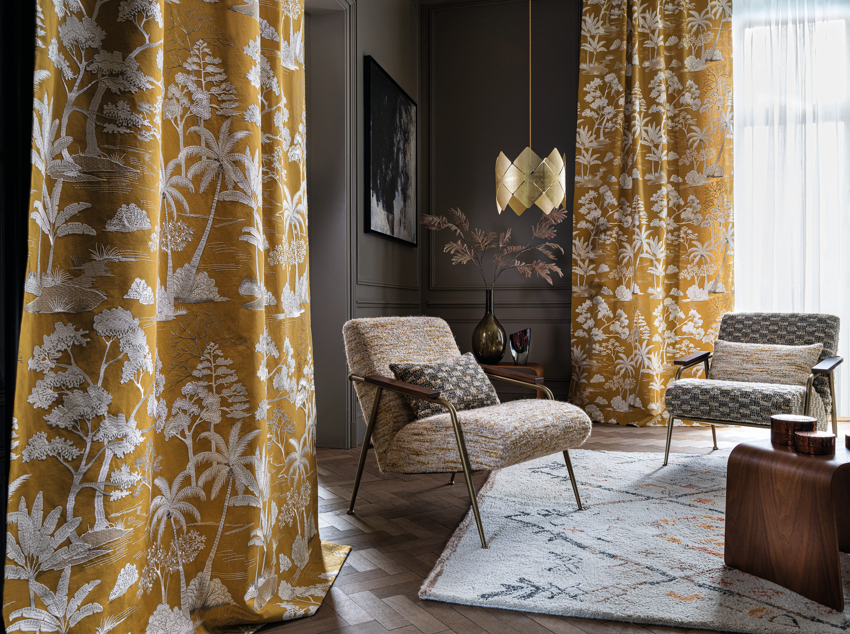 Gardiner lyse og lette i kombinasjon med kraftige sidegardiner.