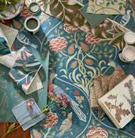 FARGER: Mønster og fargerikt – likevel harmonisk og godt avstemt. Finn din favoritt og bruk den som utgangspunkt for fargene til resten av huset. Tapet og tekstiler fra Melsetter.