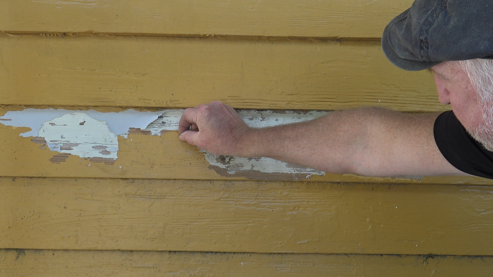 Hus fra 1950-tallet skrapes og males – tilbake til linoljemaling