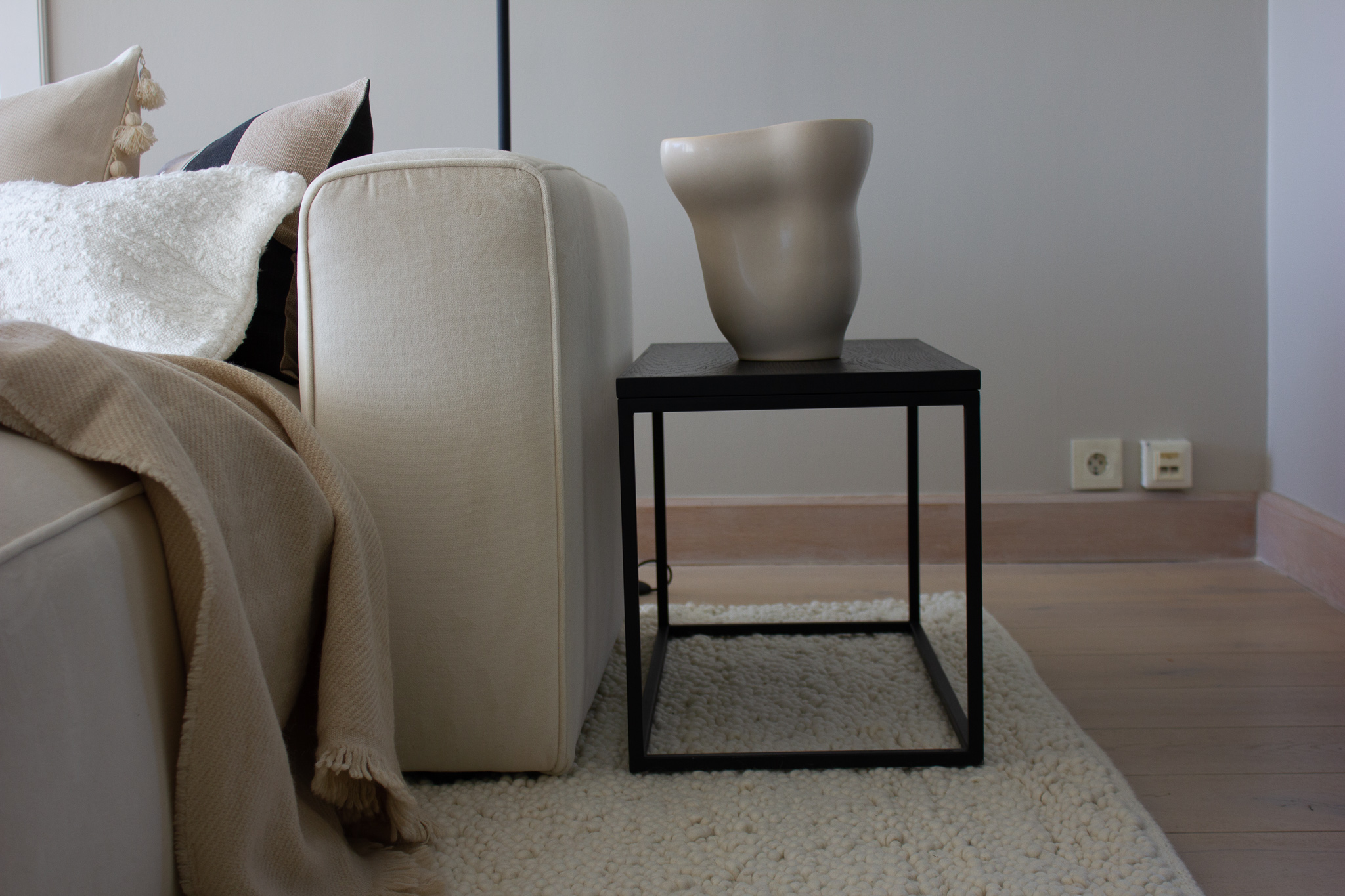 elementer på siden av sofa