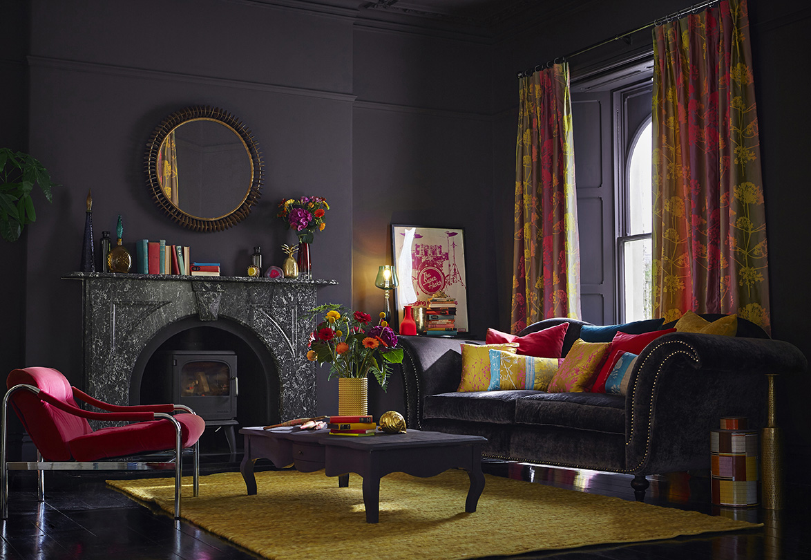 TILPASSET: Heldekkende lages på ruller med 4 eller 5 meters bredde. Disse kan skjæres til og kantes til avpassede tepper i akkurat den størrelse, farge og fasong du vil ha. (Foto: Tapethuset)