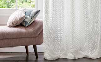 Det er stilig og trendy med gardiner i stuen. Her er ekspertenes tips til deg som skal kjøpe gardiner. 