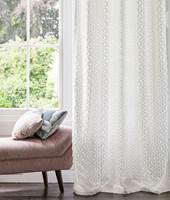 <b>FUNKSJON:</b> Hva vil du at gardinene skal gjøre med rommet? Tekstilet Laceria i kolleksjonen Momentum fra Tapethuset hindrer innsyn, siler lyset og gir rommet et moderne preg.