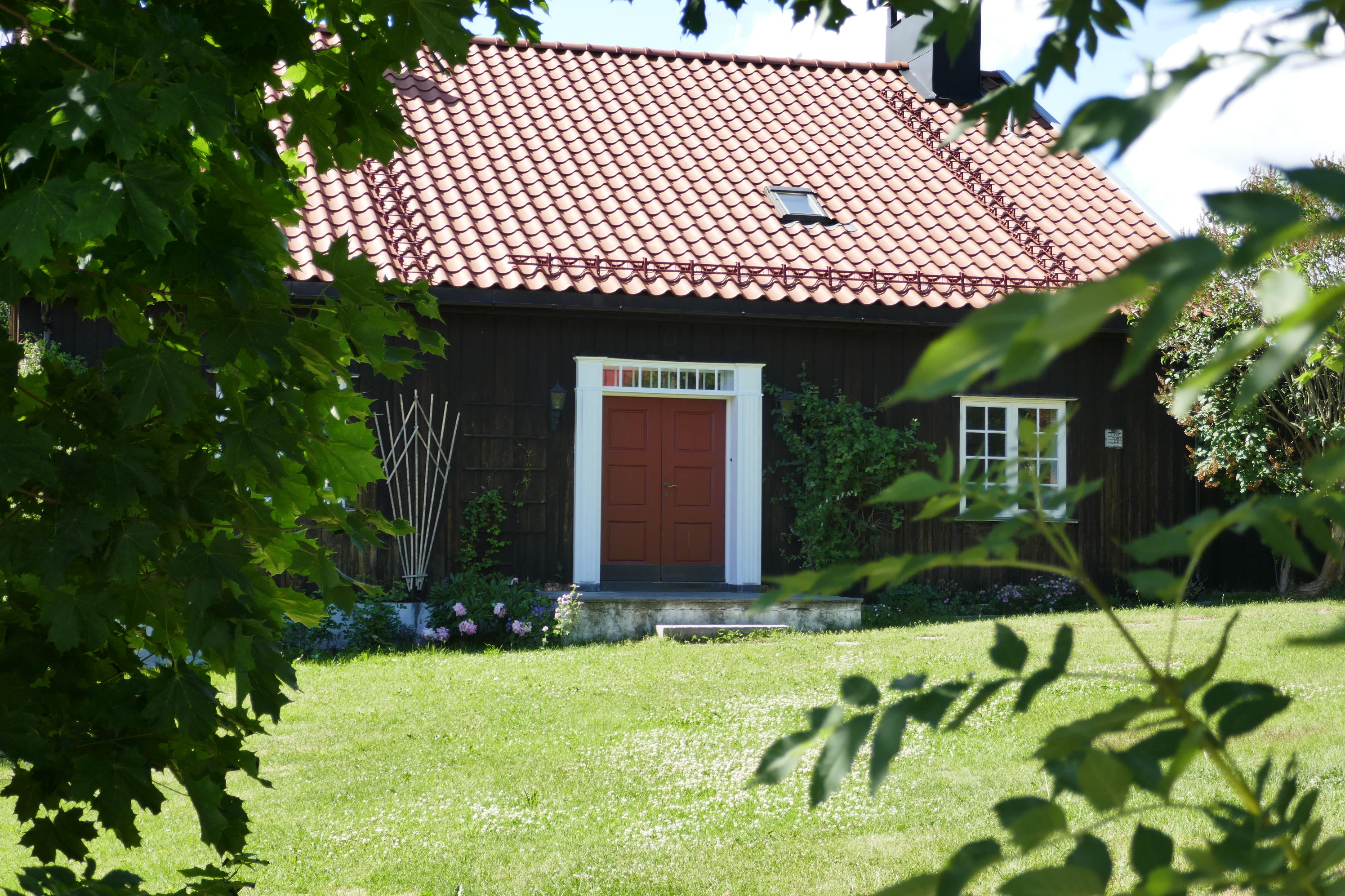 Sort skjuler og demper, og gjør at huset ikke stikker seg fram.    