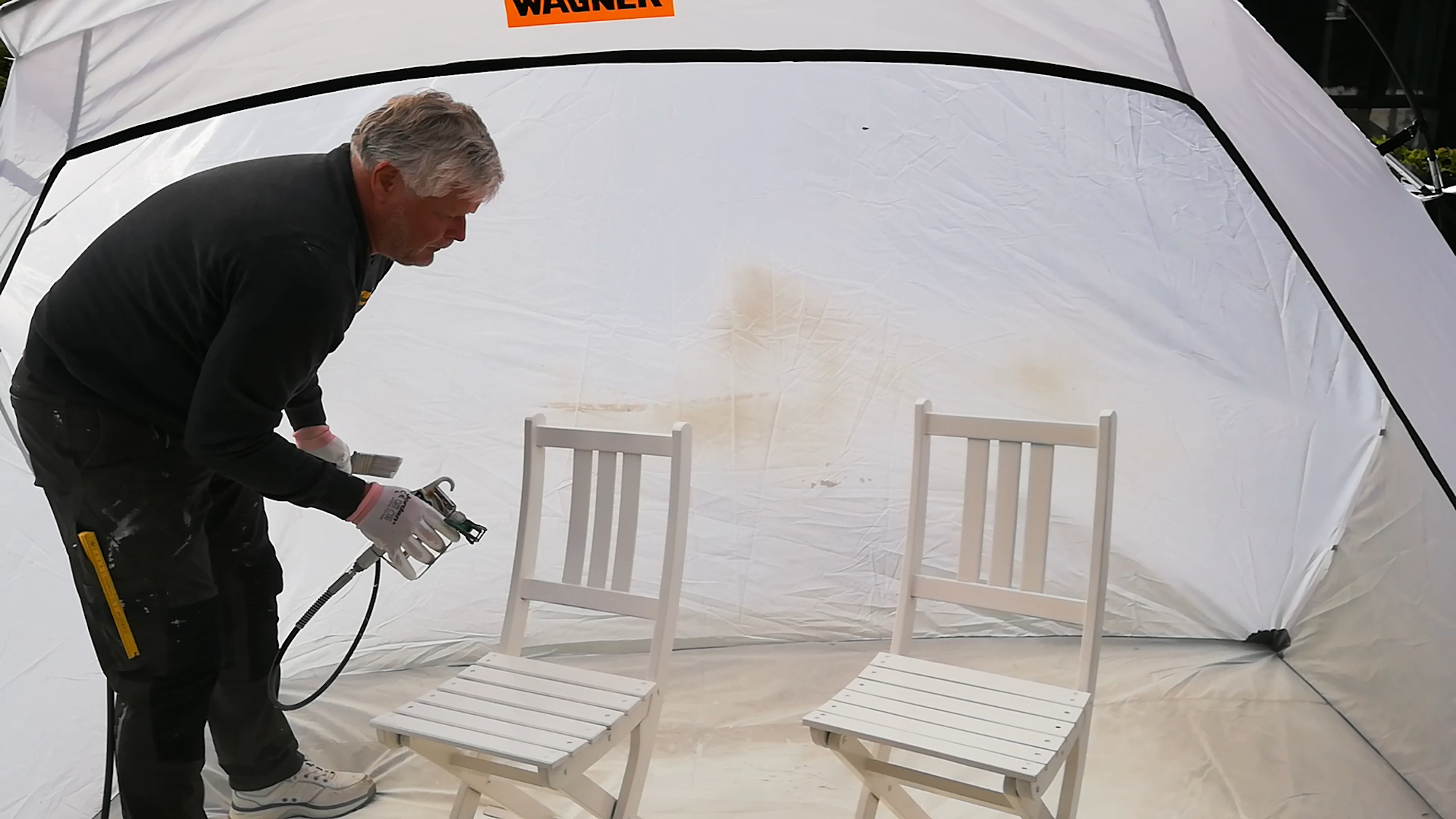 maler hagemøbler med malesprøyte
