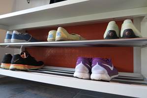 BESKYTT SKOSONEN: Med gummifliser på veggen slipper du at skitne sko setter merker.