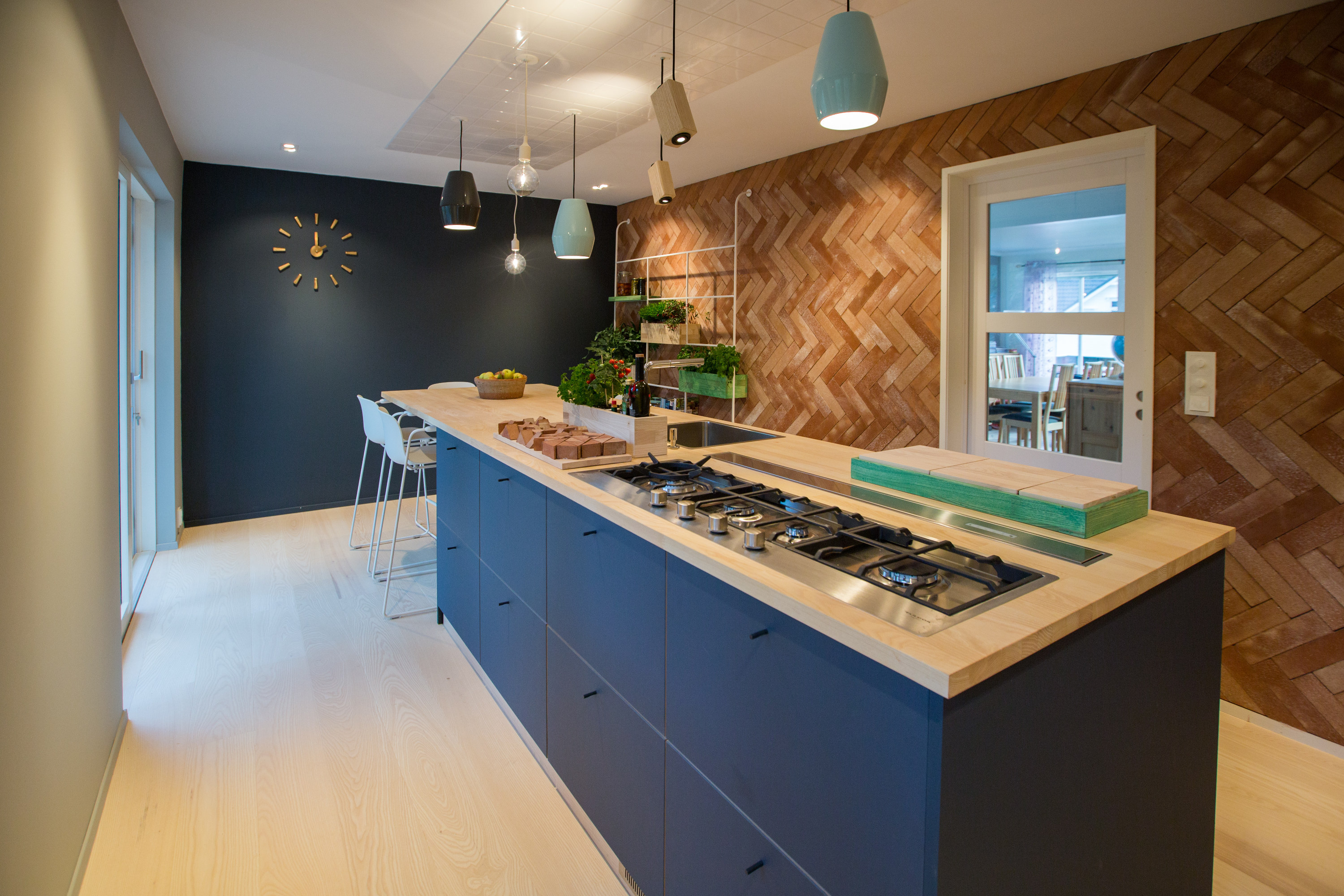 TV2: Skrogene på kjøkkenet er fra IKEA, mens frontene ble laget av «Tid for hjems» medarbeidere, og kledd med møbellinoelum. Det ble brukt en grå til høyskapene og en blåfarget linoleum til skuffene på kjøkkenøyen. (Foto: Tid for hjem/TV2)