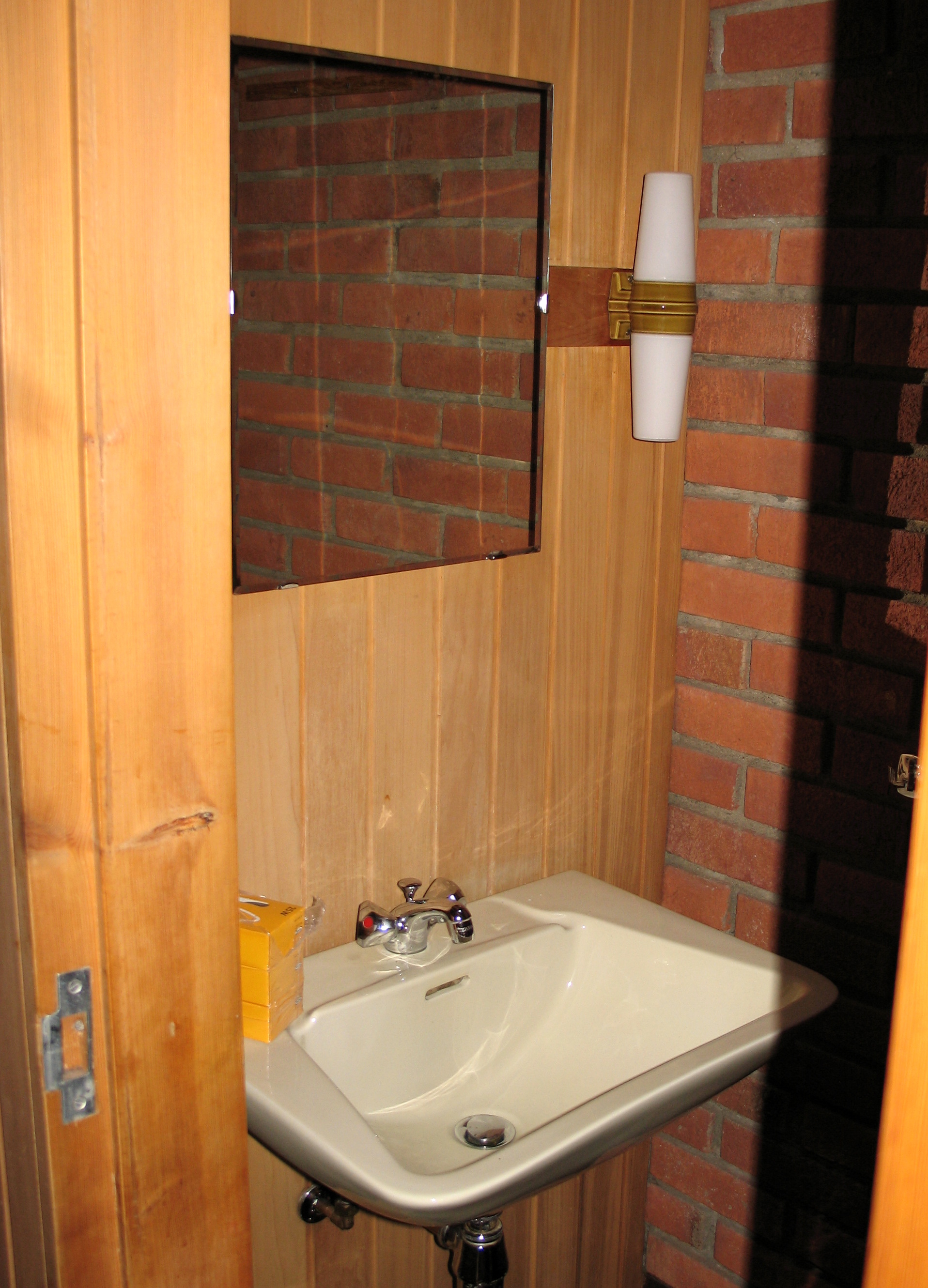 MØRKT OG TRANGT: Det fra før lille rommet krympet ytterligere med gulnet treverk. 