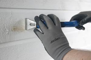 Før du skal male huset, er en grundig rengjøring avgjørende. Er det gamle malingslaget løst, er det viktig at du også skraper bort det løse laget. I denne videoen kan du se hvordan det gjøre, trinn for trinn.
