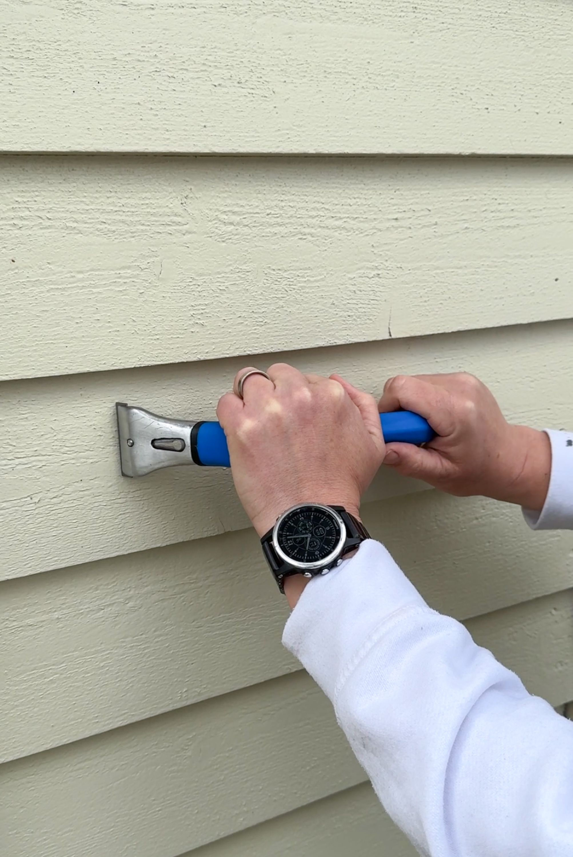 tohåndsskrapen på veggen