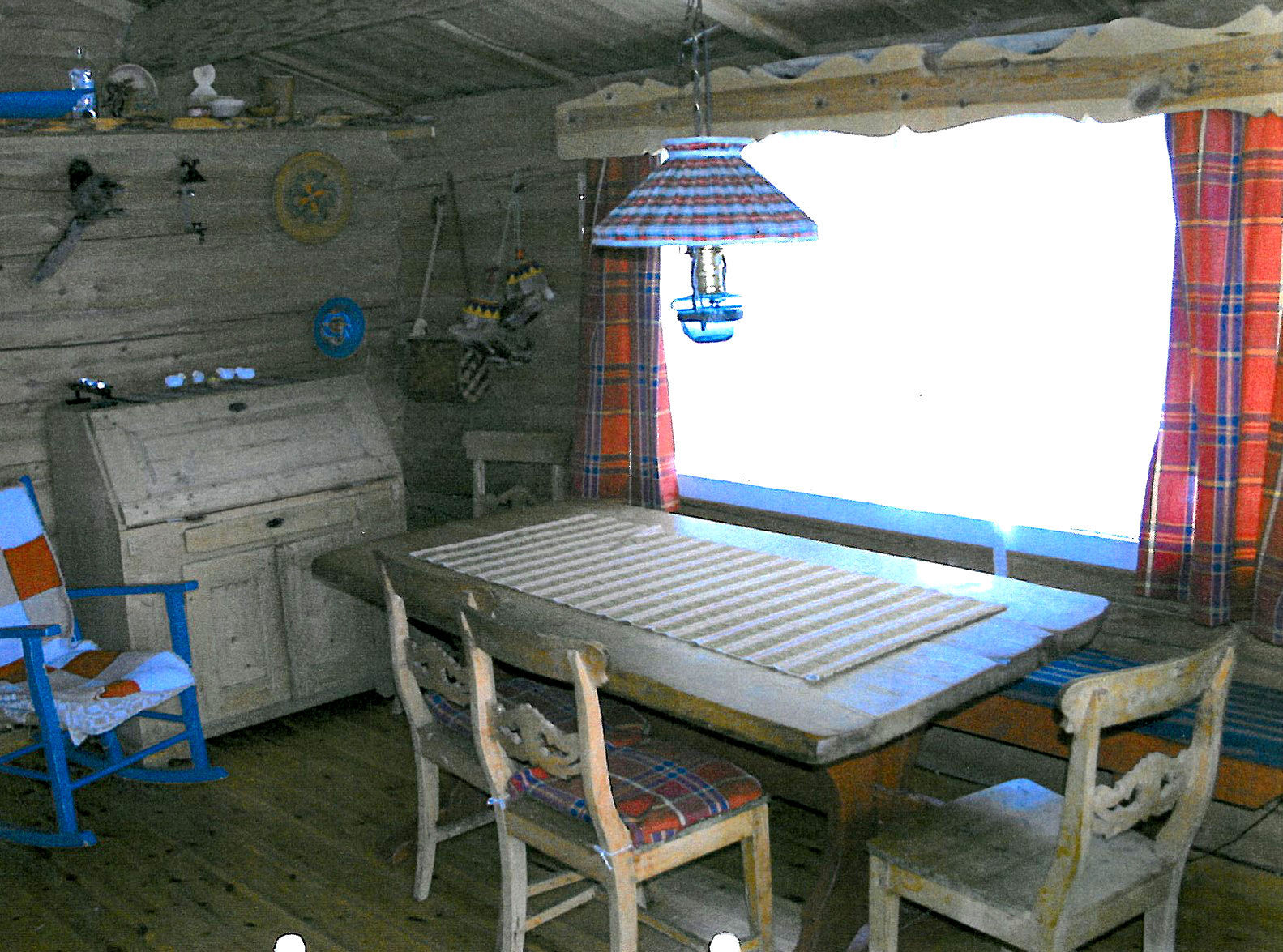 GULT TRE OG MANGE TING: Store kvist, gulnet treverk og mange ting gjorde inntrykket rotete.