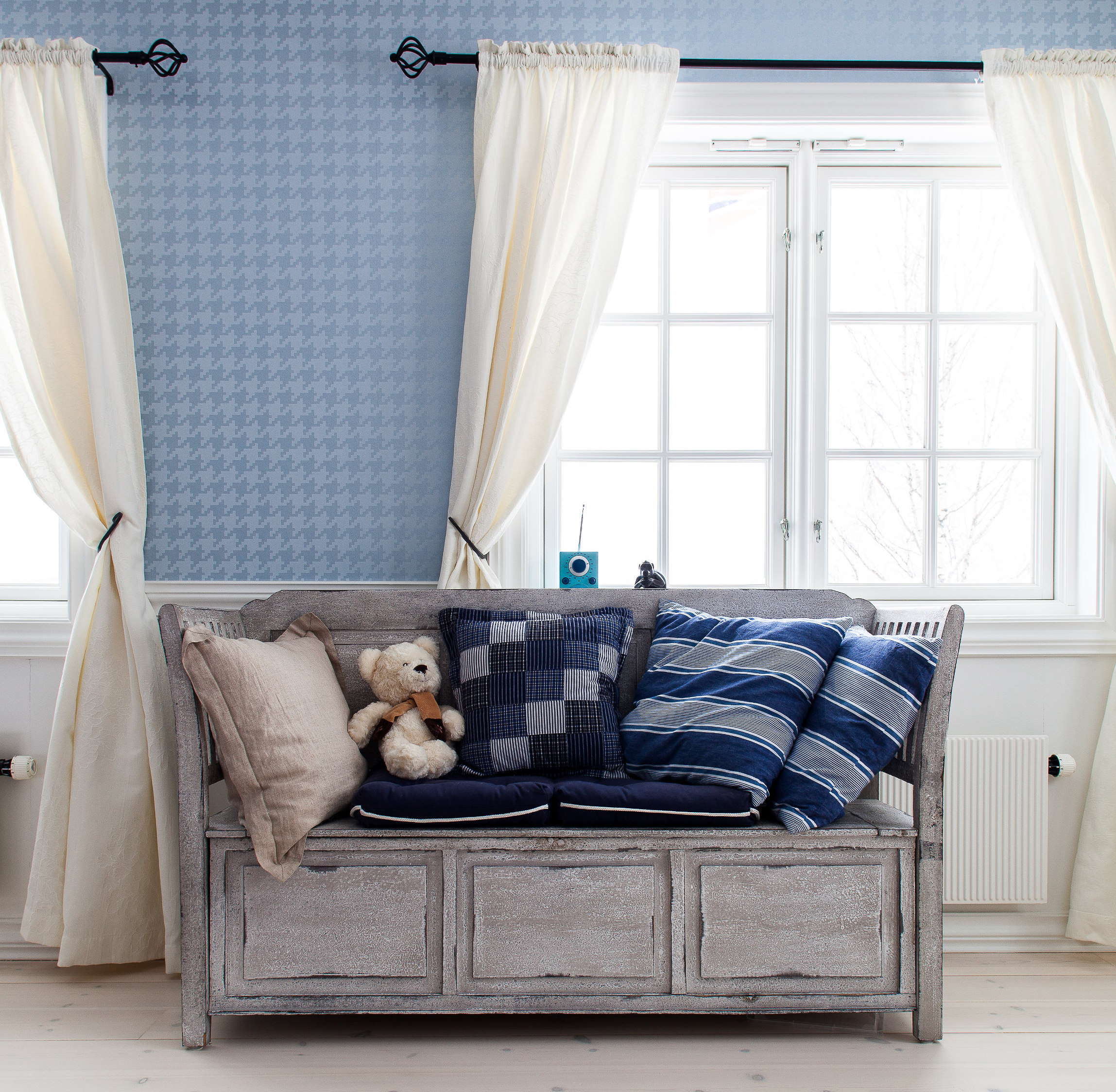 LØPEGANG OG RYNKEHODE: En god gammel løsning fra før alle båndene kom på markedet. Det er sydd en løpegang tilpasset tykkelsen på stangen. Når gardinen tres på stangen blir det en fin rynkeeffekt.