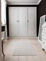 SAMME TAPET: Tapetet i garderoben er en mørkere utgave av soverommets, mens gulvet har fått samme behandling.   