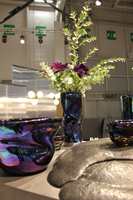 Populære Tom Dixon var også i Paris med blått, nye vaser med overflate som minner om olje på vann. 