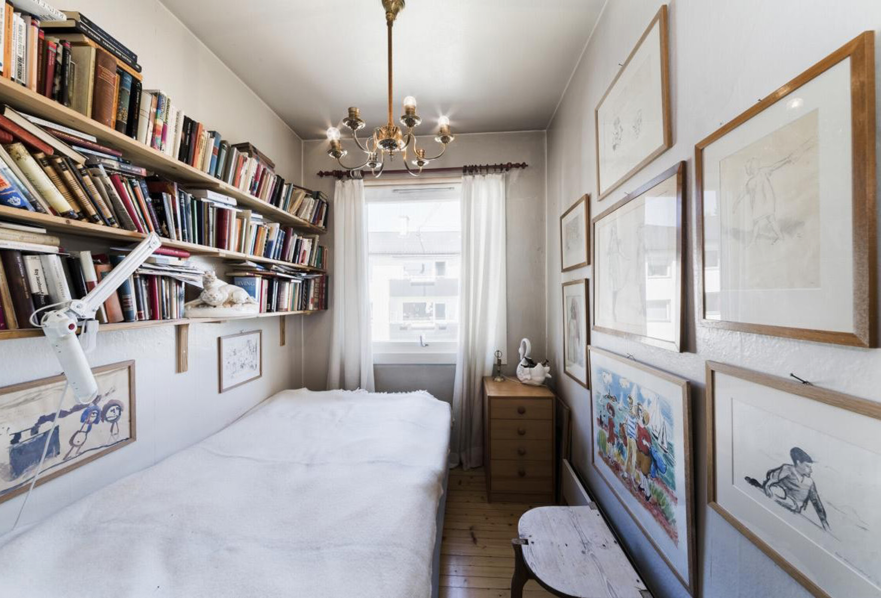  FØR: Et lite rom med mange ting... (Foto: Creative Living)