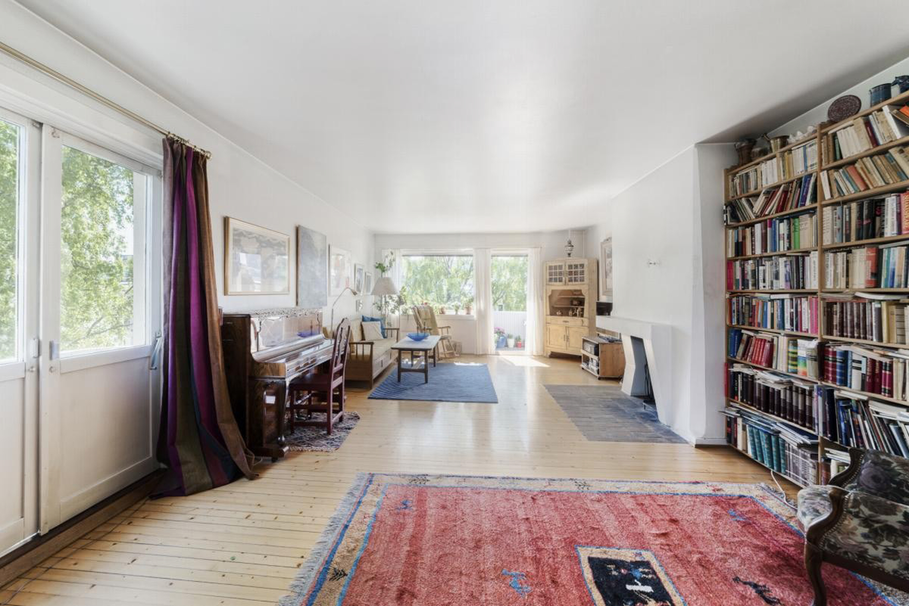 FØR: Denne stuen fikk nytt gulv og alle overflater sparklet og malt. (Foto: Creative Living)