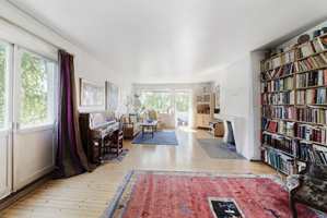 <b>FØR: </b>Denne stuen fikk nytt gulv og alle overflater sparklet og malt. (Foto: Creative Living)