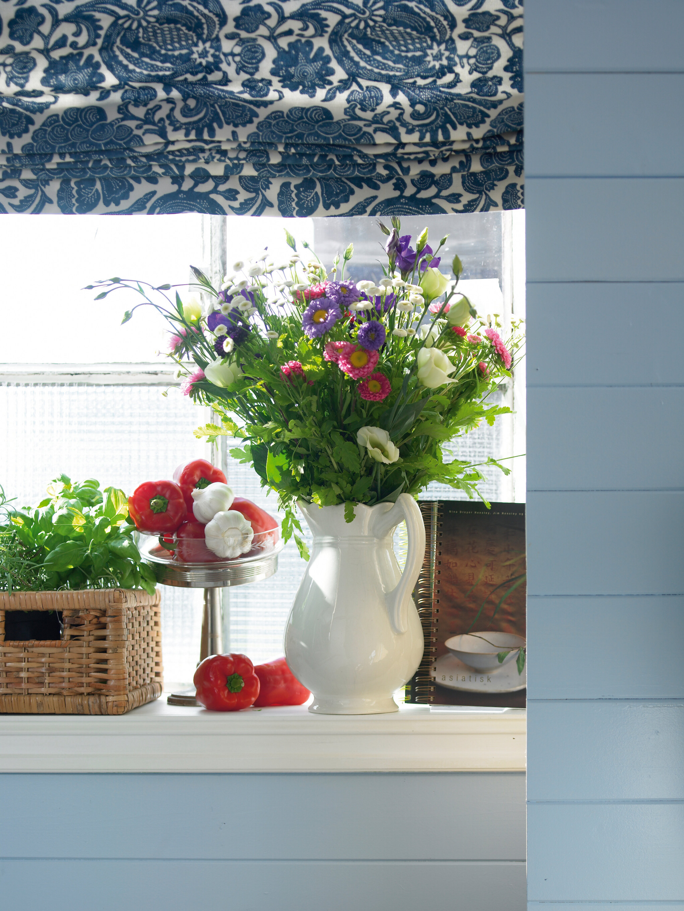 Selv med ton-i-ton trenger ikke alt å være blått. Små innslag av andre farger spriter opp.